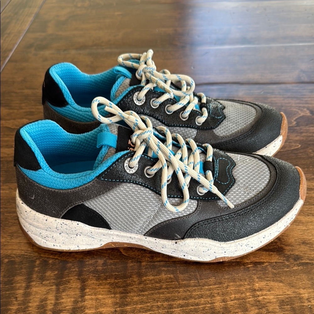 Taos Women's Advance Black/Gray/Blue Lace Up Sneakers. Size 8.5